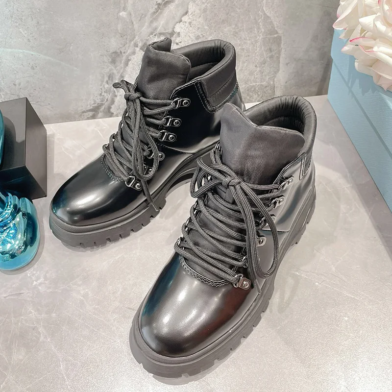 2021 New Autumn And Winter Women's Shoes Waterproof Nylon Cloth Patent Leather Splicing High Top Short Boots Thick Bottom Boots
2021 New Autumn And Winter Women's Shoes Waterproof Nylon Cloth Patent Leather Splicing High Top Short Boots Thick Bottom Boots
