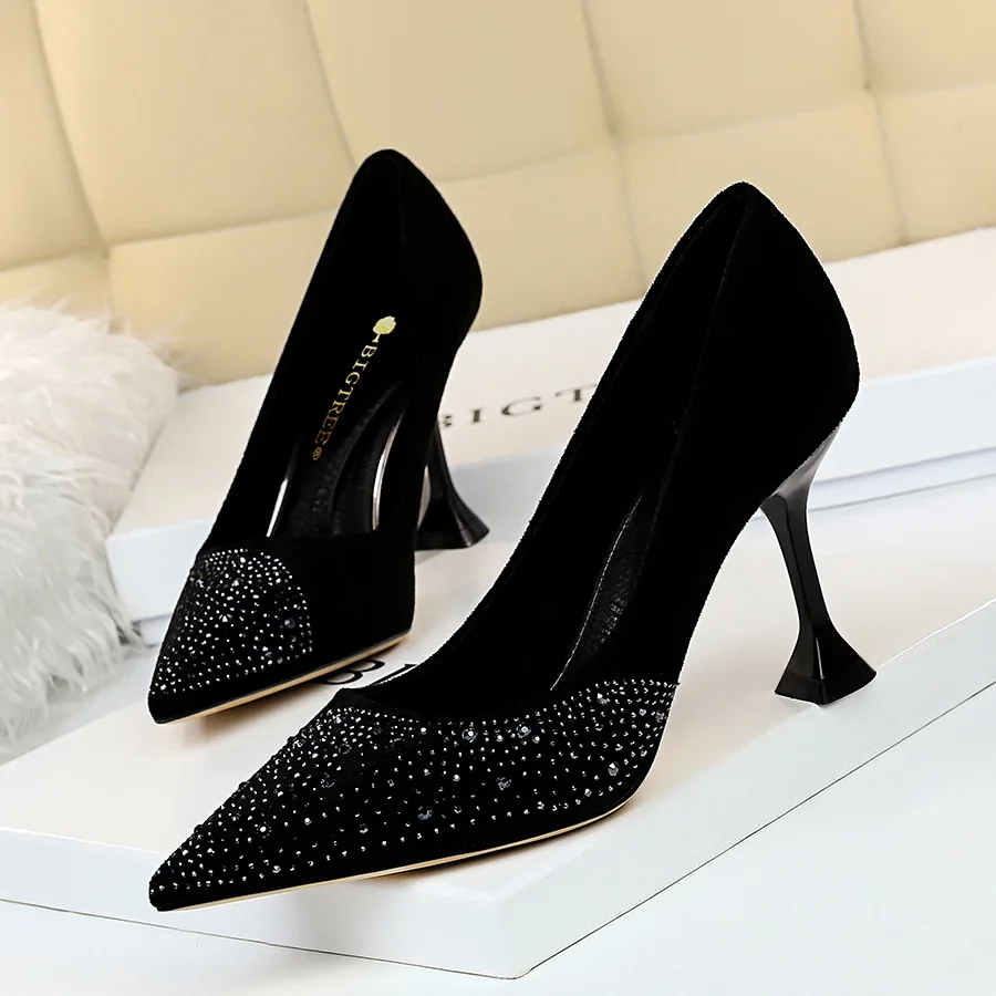 Luxury Women Bling Rhinestone High Heels Suede Pumps Pointed Sexy Pink Heels Designer Pumps Female Shoes Ladies Wedding Shoes
Luxury Women Bling Rhinestone High Heels Suede Pumps Pointed Sexy Pink Heels Designer Pumps Female Shoes Ladies Wedding Shoes