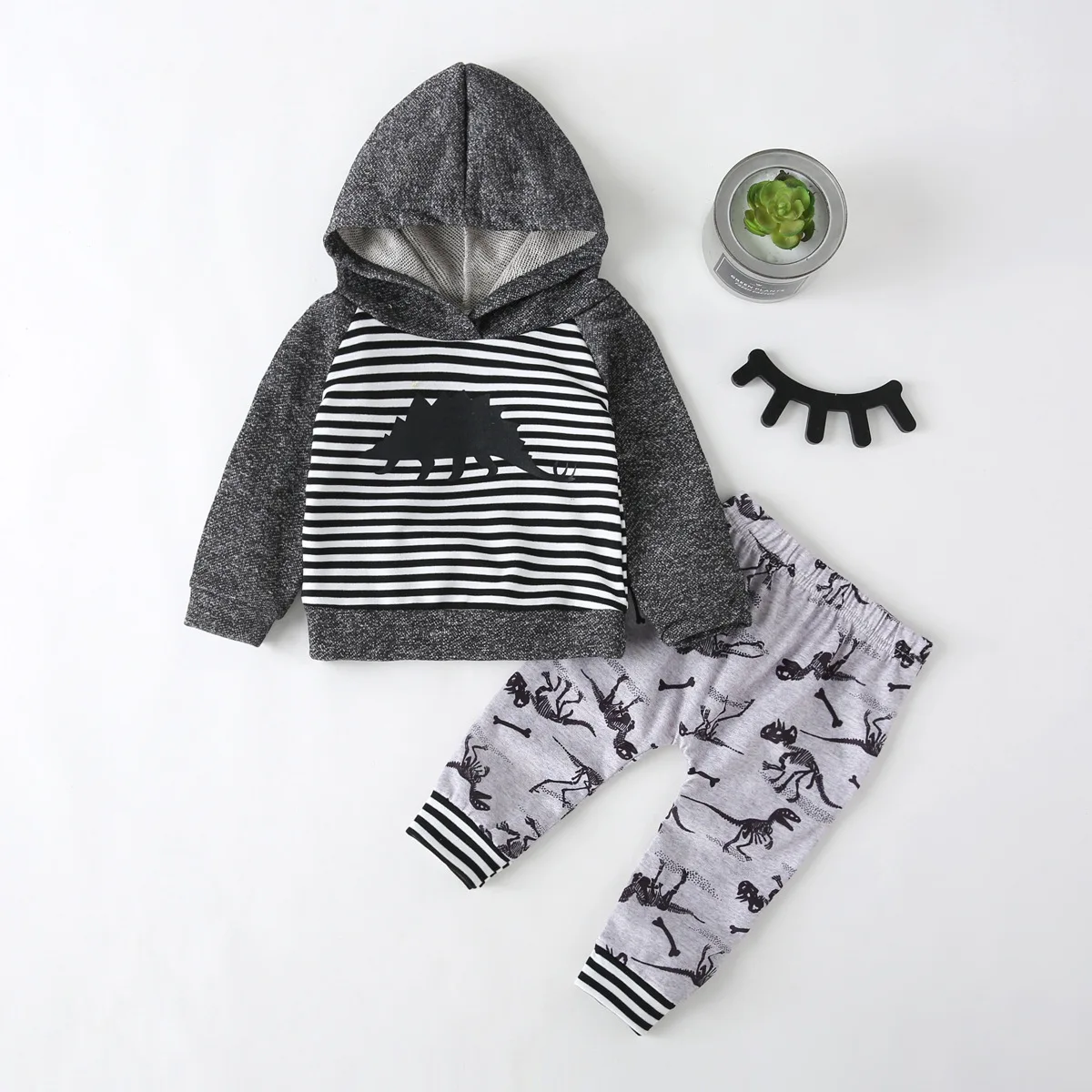 В 2020 году, новые костюмы для мальчиков, двухкомпонентный свитер с капюшоном и брюки в полоску динозавра, и модные костюмы для мальчиков.
В 2020 году, новые костюмы для мальчиков, двухкомпонентный свитер с капюшоном и брюки в полоску динозавра, и модные костюмы для мальчиков.