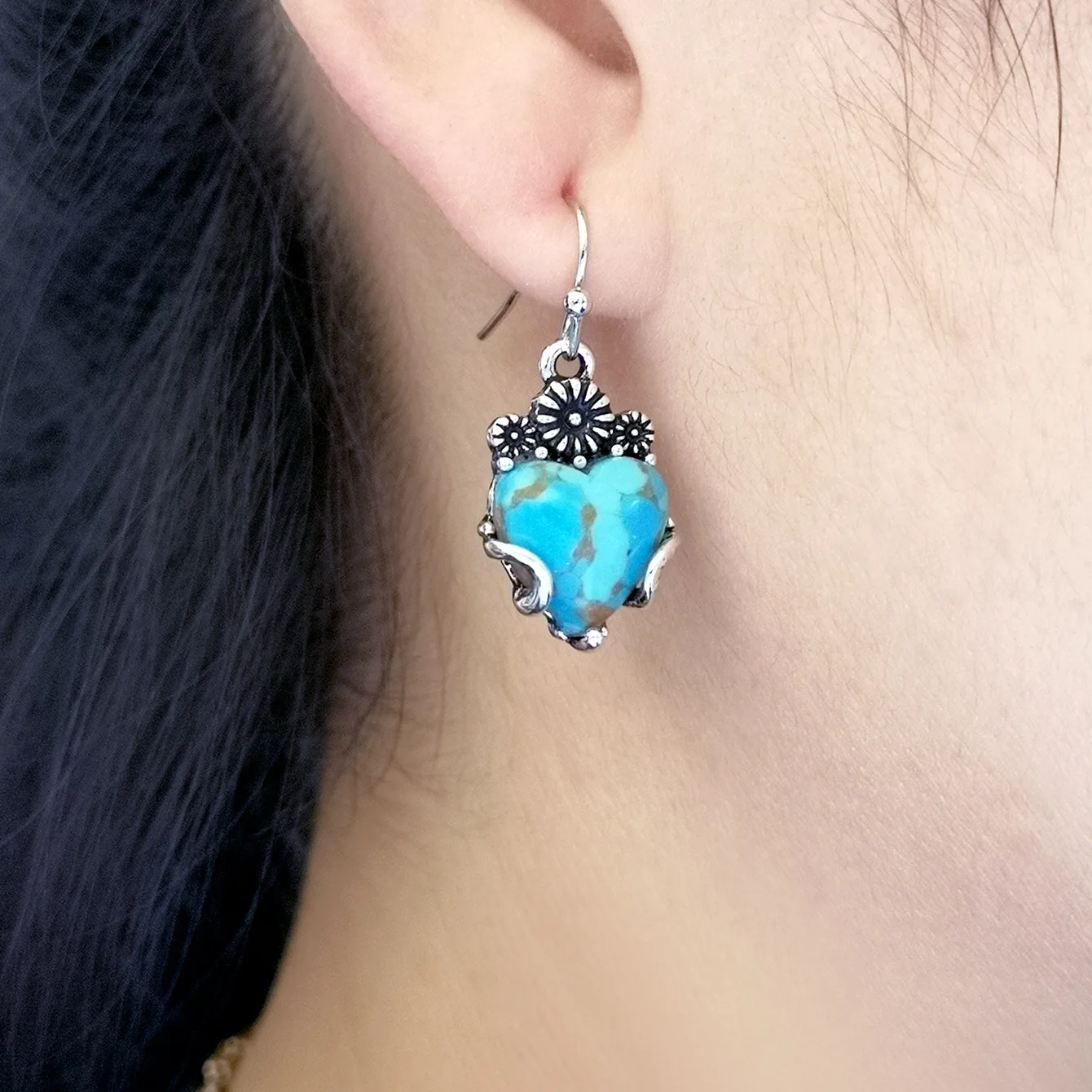Personalized Blue Crystal Turquoise Earrings European and American Retro Floral Heart-Shaped Hot-Selling Silver-Plated Jewelry
Personalized Blue Crystal Turquoise Earrings European and American Retro Floral Heart-Shaped Hot-Selling Silver-Plated Jewelry