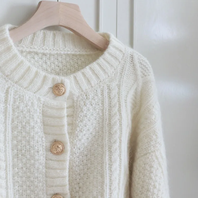 French Style 2020 Autumn New Knitted Cardigan Jacket Women's Knitting Striped Sweater Loose Top 
French Style 2020 Autumn New Knitted Cardigan Jacket Women's Knitting Striped Sweater Loose Top