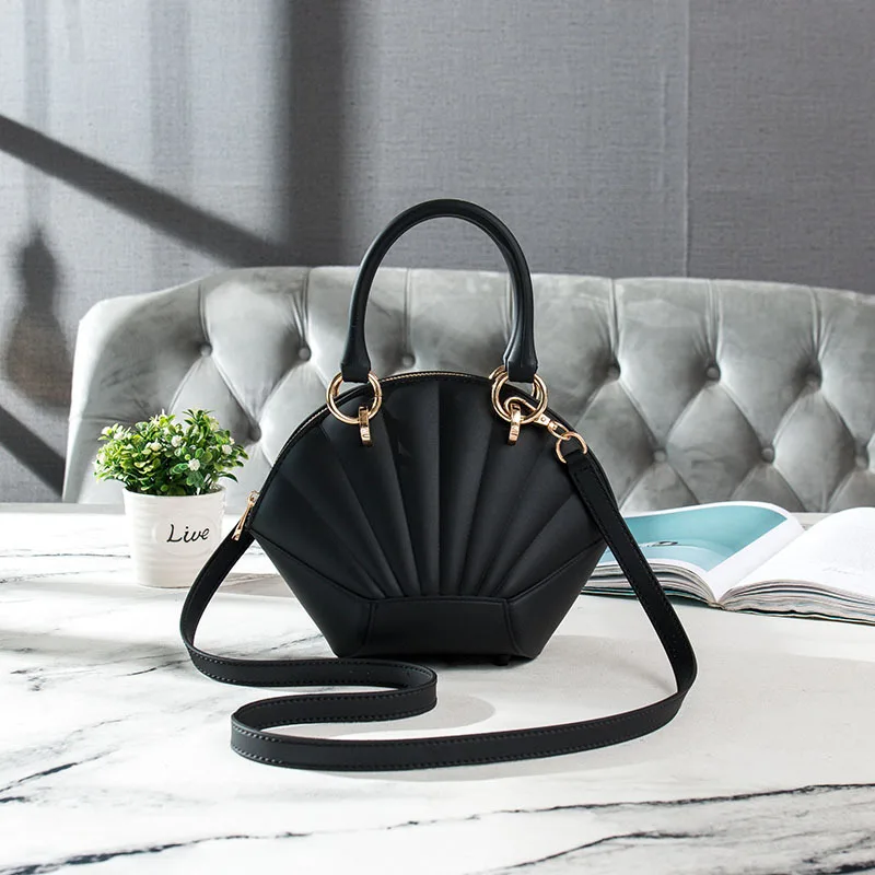 GW Women chain bag shell shape shoulder bag autumn and winter cross-body bag women's fashion handbags 
GW Women chain bag shell shape shoulder bag autumn and winter cross-body bag women's fashion handbags