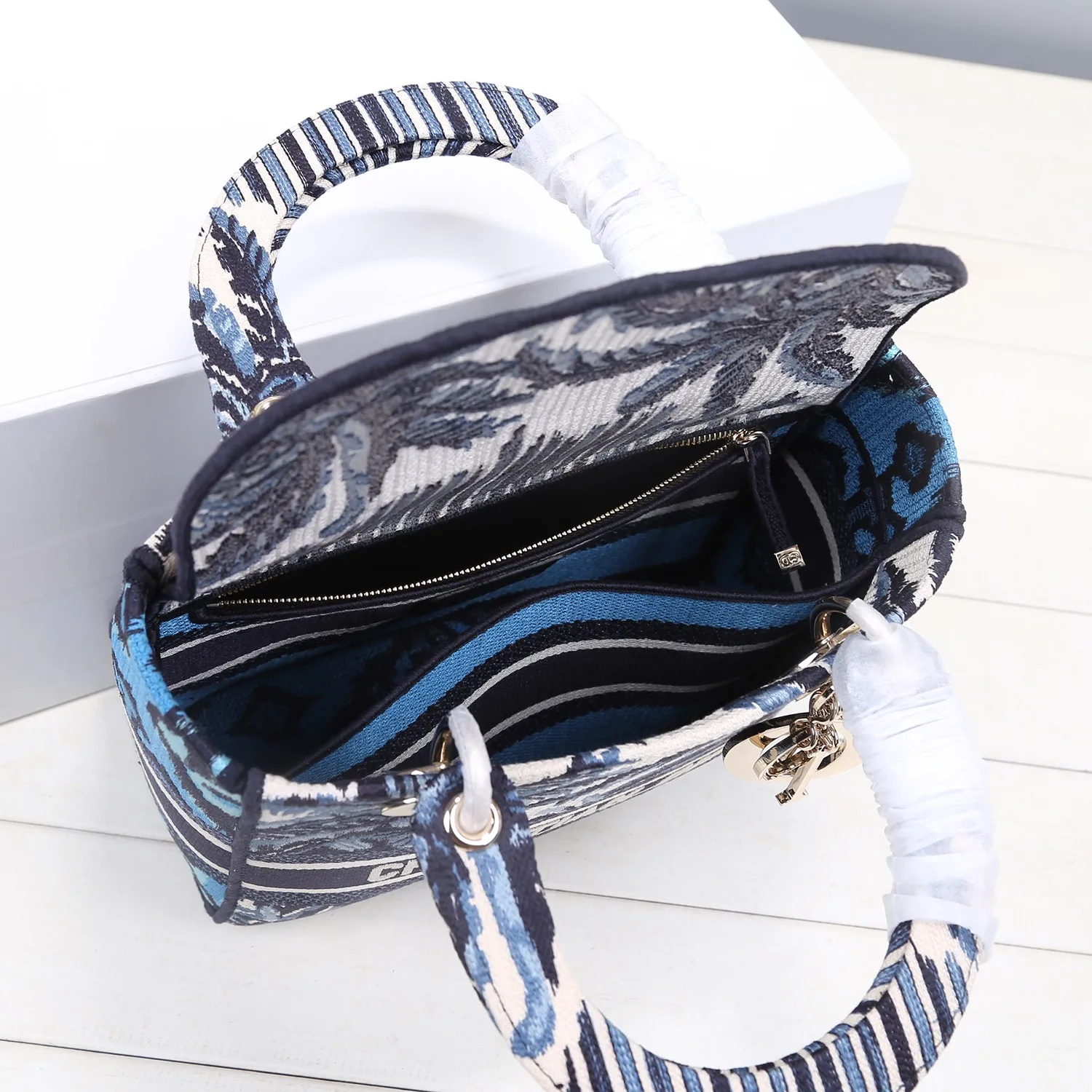 Luxury Design Straw Tote Bag for Women Handwoven Big Shopping Bag Letter Embroidered Shoulder Bag Fashion Summer Handbag Brand
Luxury Design Straw Tote Bag for Women Handwoven Big Shopping Bag Letter Embroidered Shoulder Bag Fashion Summer Handbag Brand
