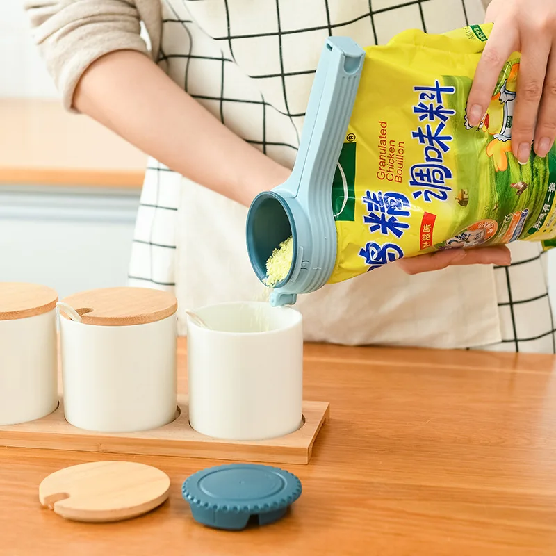 Multifunctional Food Bag Sealing Clip Kitchen Dustproof and Moisture Proof Plastic Bag Clip with Discharge Nozzle
Multifunctional Food Bag Sealing Clip Kitchen Dustproof and Moisture Proof Plastic Bag Clip with Discharge Nozzle