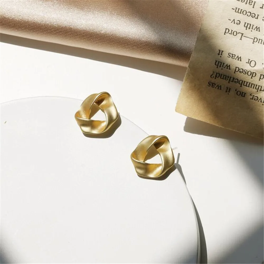 2020 new fresh ins temperament retro knotted mini geometric triangle ear nails cold wind minimalist earrings female jewelry gift
2020 new fresh ins temperament retro knotted mini geometric triangle ear nails cold wind minimalist earrings female jewelry gift