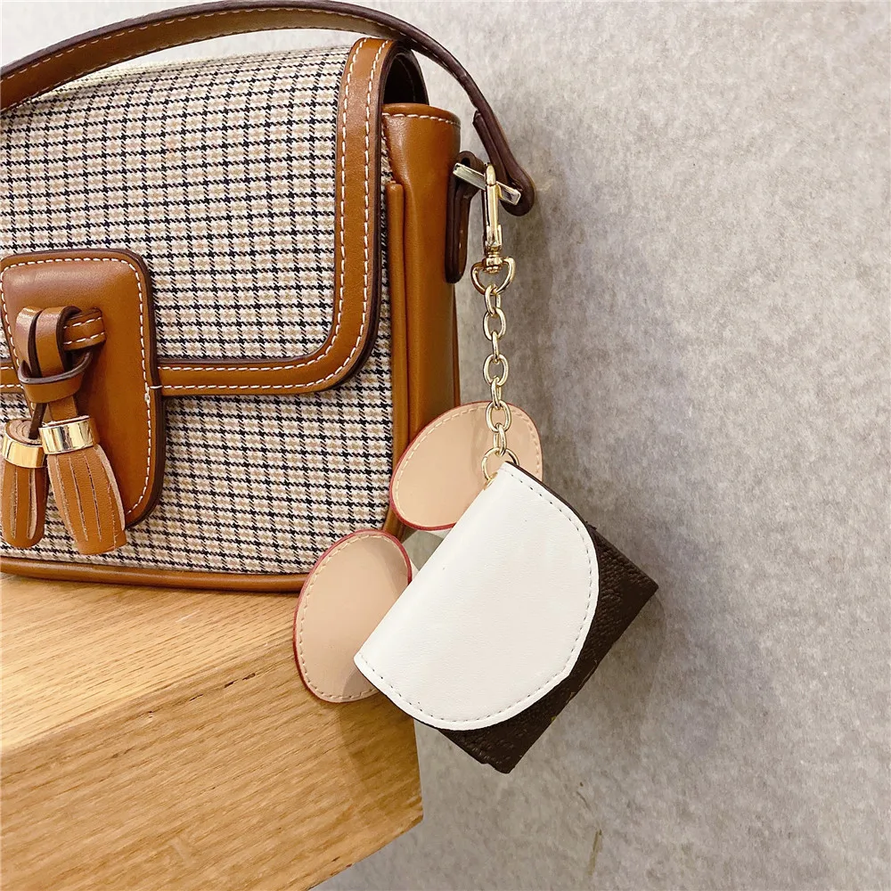 Luxury cute For Airpods pro 2/1 case leather earphone case with keychain Luxury brand Headphone accessories For airpods 2/1case 
Luxury cute For Airpods pro 2/1 case leather earphone case with keychain Luxury brand Headphone accessories For airpods 2/1case