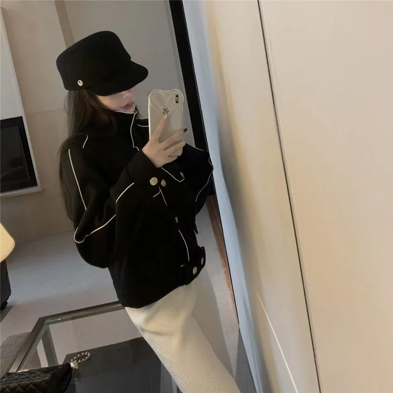 2021 Autumn Female High-End Quality Street Style Top Fashion Jacket New Women's Casual Velvet Padded Jacket Ladies Luxury Coat
2021 Autumn Female High-End Quality Street Style Top Fashion Jacket New Women's Casual Velvet Padded Jacket Ladies Luxury Coat
