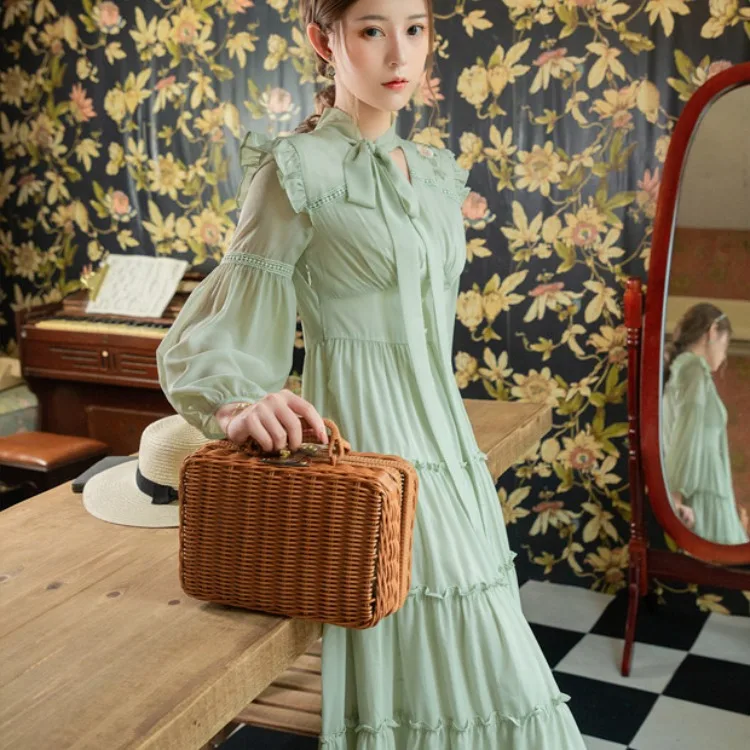 Age-reducing and slim western-style dress Early autumn ruffled court feeling tied with camellia retro embroidered cake skirt
Age-reducing and slim western-style dress Early autumn ruffled court feeling tied with camellia retro embroidered cake skirt