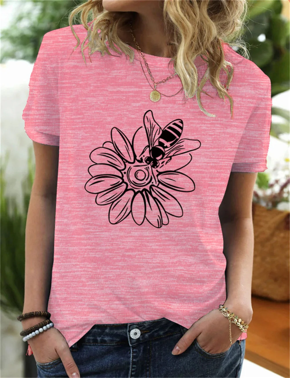 Bee on Flower Women T-Shirt Funny Graphic Women Tumblr Aesthetic Street Style Grunge Fashion Casual Women Tshirt Top Tee
Bee on Flower Women T-Shirt Funny Graphic Women Tumblr Aesthetic Street Style Grunge Fashion Casual Women Tshirt Top Tee
