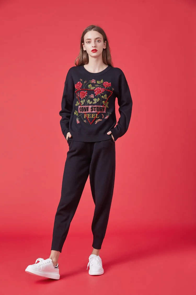 Rose flowers beading knit suits female heavy industry diamond beading long sleeve sweater + pants two pieces sets F175
Rose flowers beading knit suits female heavy industry diamond beading long sleeve sweater + pants two pieces sets F175