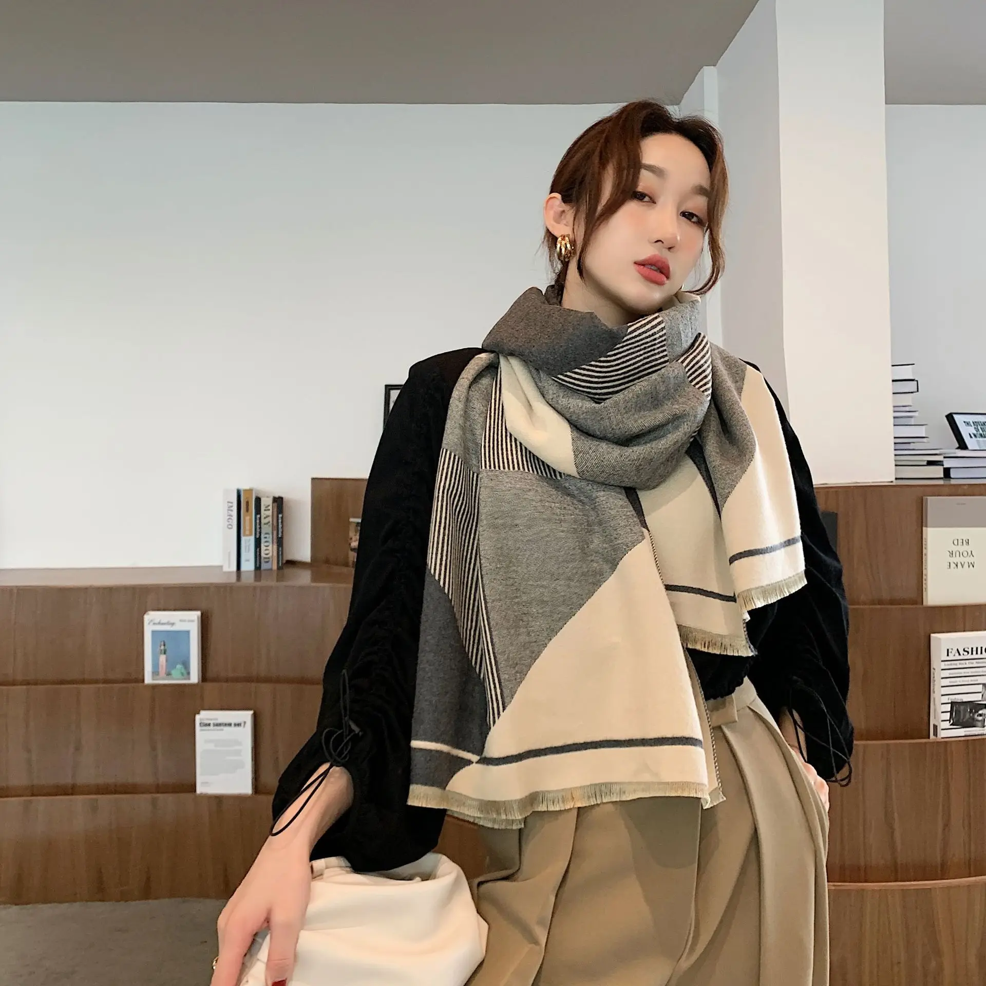 VISROVER luxury brand woman winter scarf fashion female shawls cashmere handfeeling winter wraps Stripe weave winter hijab scarf
VISROVER luxury brand woman winter scarf fashion female shawls cashmere handfeeling winter wraps Stripe weave winter hijab scarf