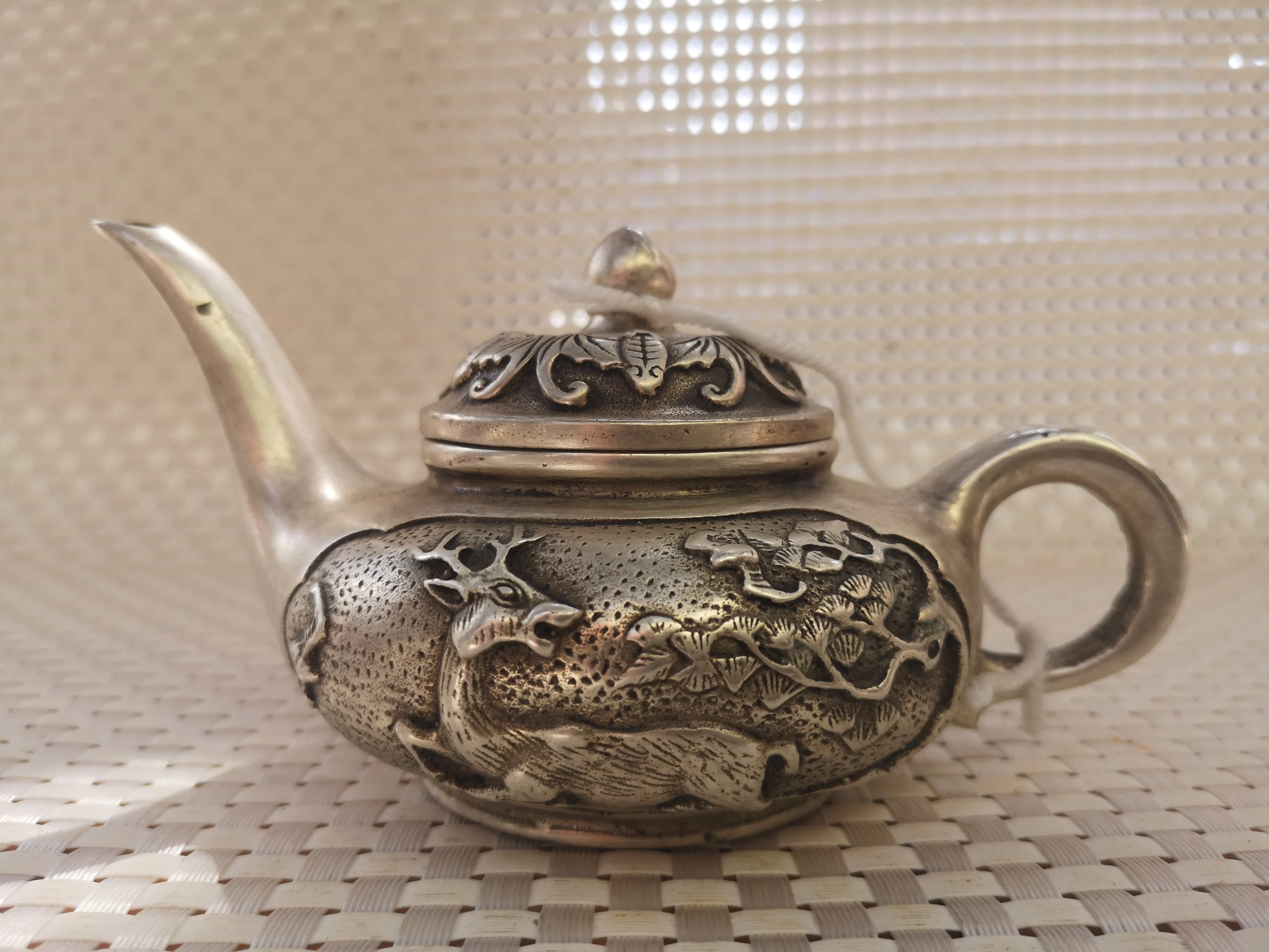 Чайник из старого тибетского серебра с оленем Sika, высококачественное украшение для дома, горшок с животными
Чайник из старого тибетского серебра с оленем Sika, высококачественное украшение для дома, горшок с животными