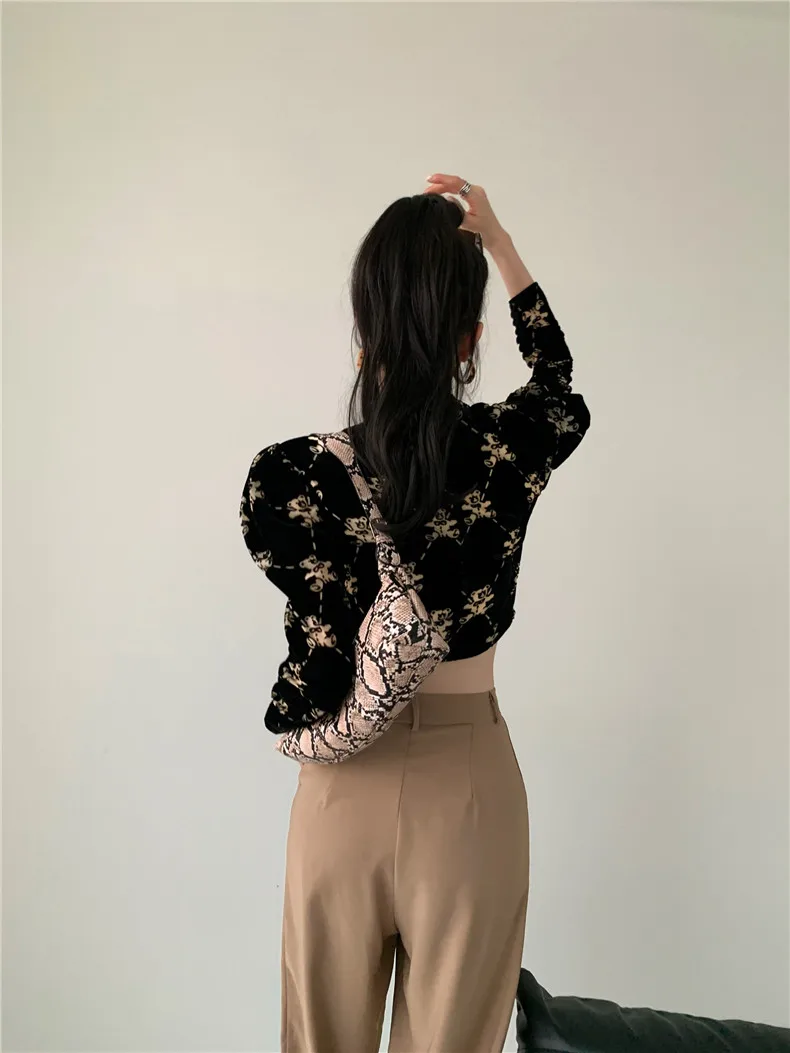 Women's shirt oversize Velvet short New v-neck Long Sleeve top Loose Fit Fashion Tide winter 2020 A59-A
Women's shirt oversize Velvet short New v-neck Long Sleeve top Loose Fit Fashion Tide winter 2020 A59-A