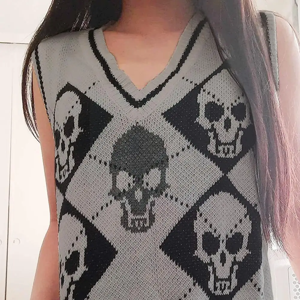 Женский вязаный кардиган с рисунком черепа и узором ромбиками 
Женский вязаный кардиган с рисунком черепа и узором ромбиками