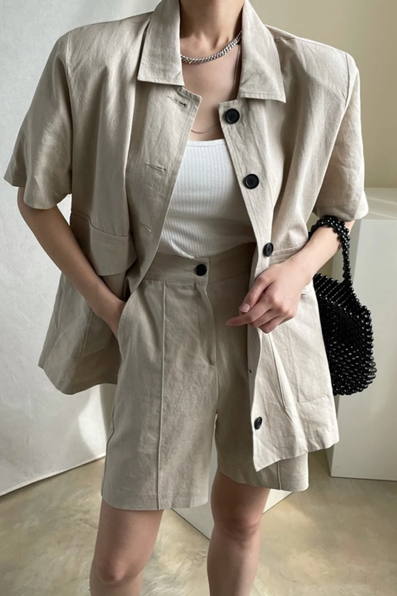 Korean chic retro lapel single-breasted loose tooling jacket + high waist straight slacks shorts suit women
Korean chic retro lapel single-breasted loose tooling jacket + high waist straight slacks shorts suit women