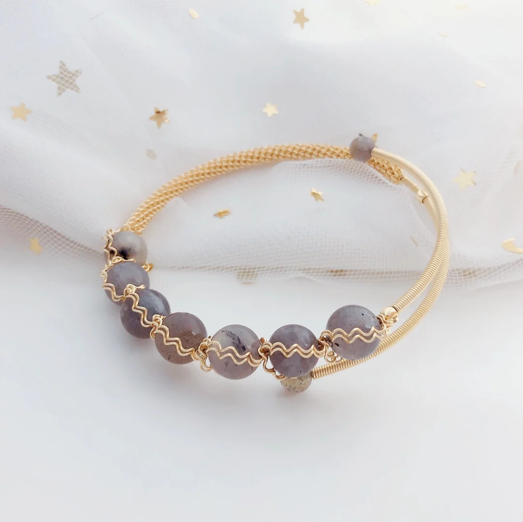 Женский браслет с лунным камнем 
Женский браслет с лунным камнем