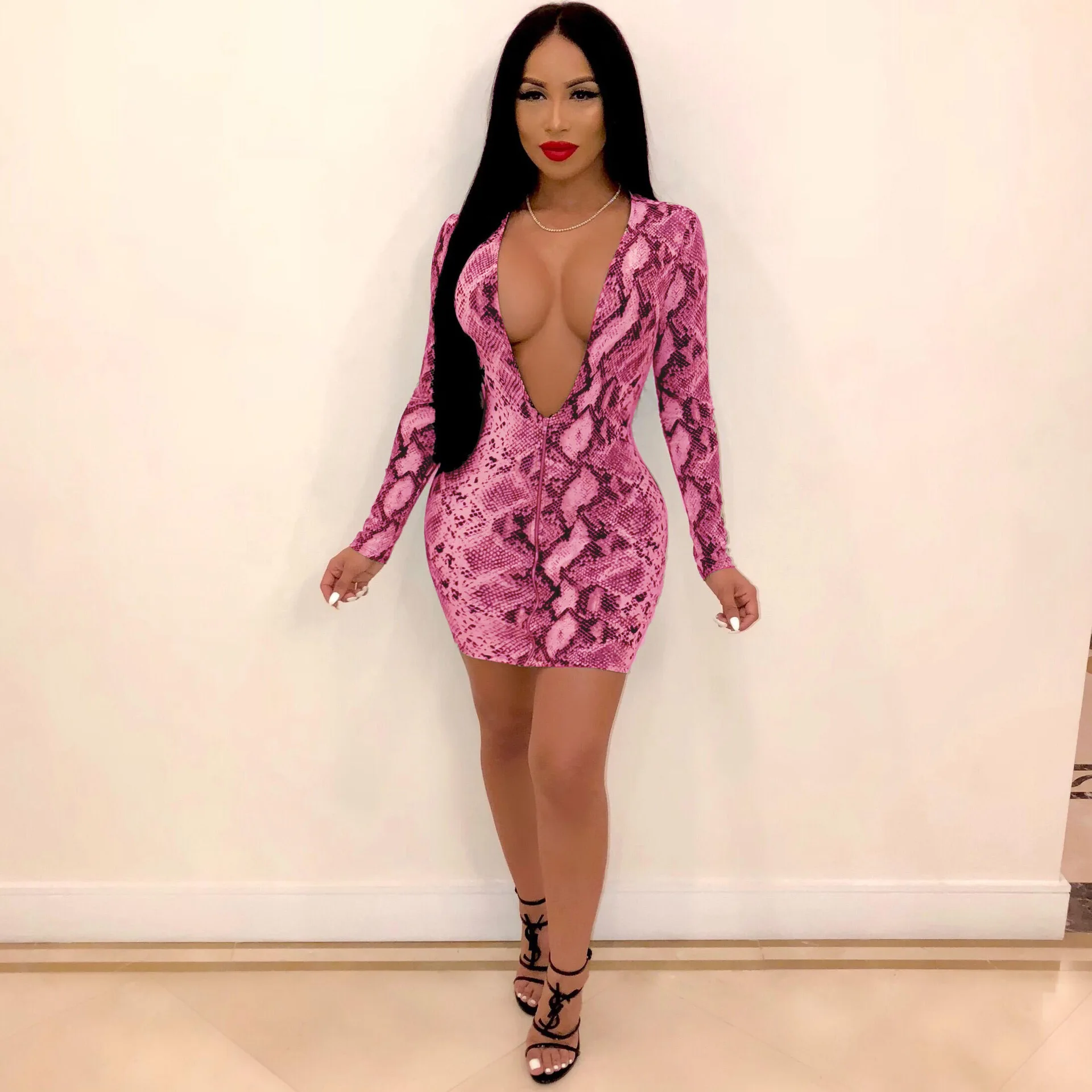 Ladies sexy print tight dress with deep v-neck long sleeve zipper mini nightclub party dress
Ladies sexy print tight dress with deep v-neck long sleeve zipper mini nightclub party dress