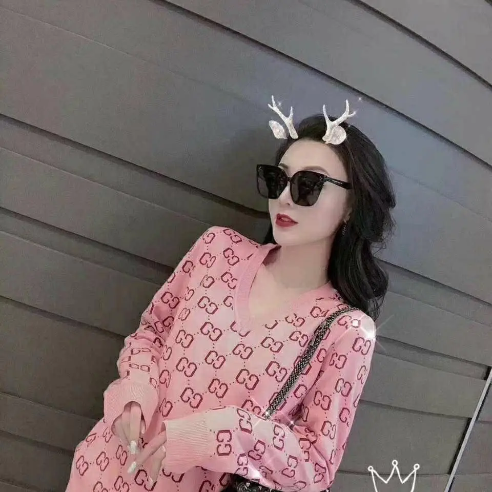 Spring and Autumn New High Quality Net Red Jacquard Sweater Peach Pink Temperament V-neck Slim Top
Spring and Autumn New High Quality Net Red Jacquard Sweater Peach Pink Temperament V-neck Slim Top