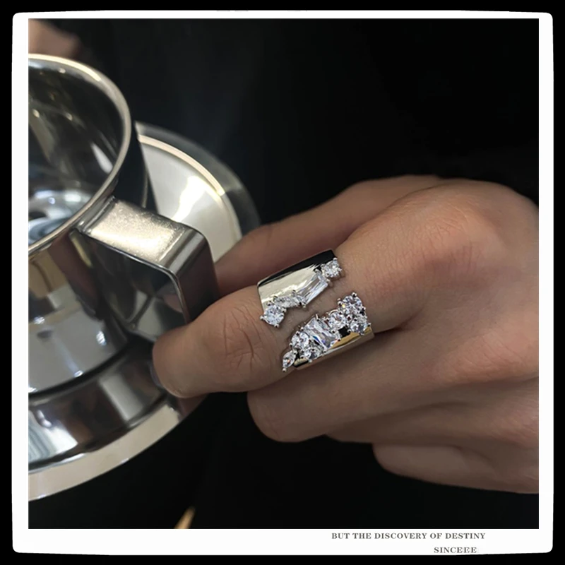 SexeMara 2021 New Punk Hip Hop Diamond Ring Retro Personality Simple Fashion Opening Cool Ring For Men Women Girls Party Jewelry
SexeMara 2021 New Punk Hip Hop Diamond Ring Retro Personality Simple Fashion Opening Cool Ring For Men Women Girls Party Jewelry