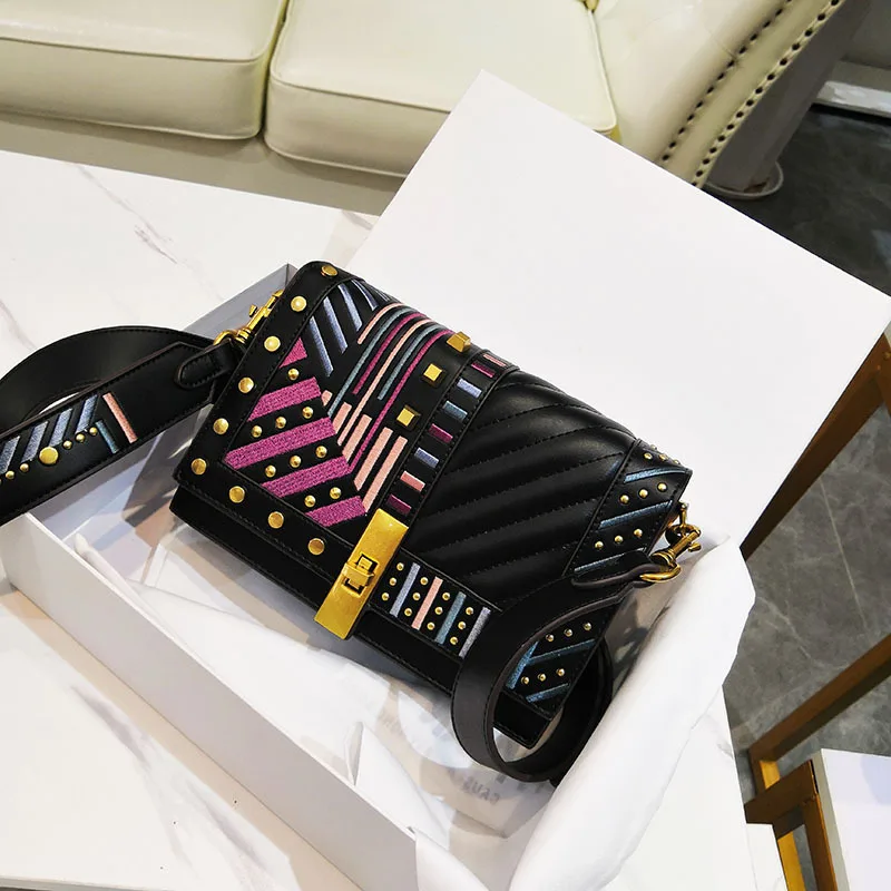 2021 New Fashion Leather Punk Rivet Wild Wide Shoulder Strap Shoulder Messenger Bag Embroidered Chain Small Square Bag Sac Luxe
2021 New Fashion Leather Punk Rivet Wild Wide Shoulder Strap Shoulder Messenger Bag Embroidered Chain Small Square Bag Sac Luxe