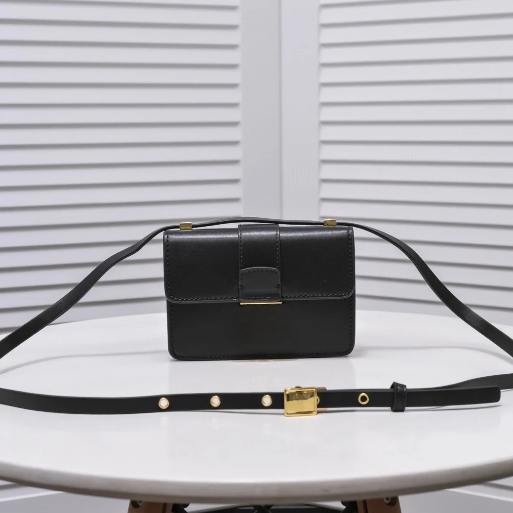 2021 new Montaigne fashion simple diagonal shoulder strap detachable small tofu bag in hand.
2021 new Montaigne fashion simple diagonal shoulder strap detachable small tofu bag in hand.