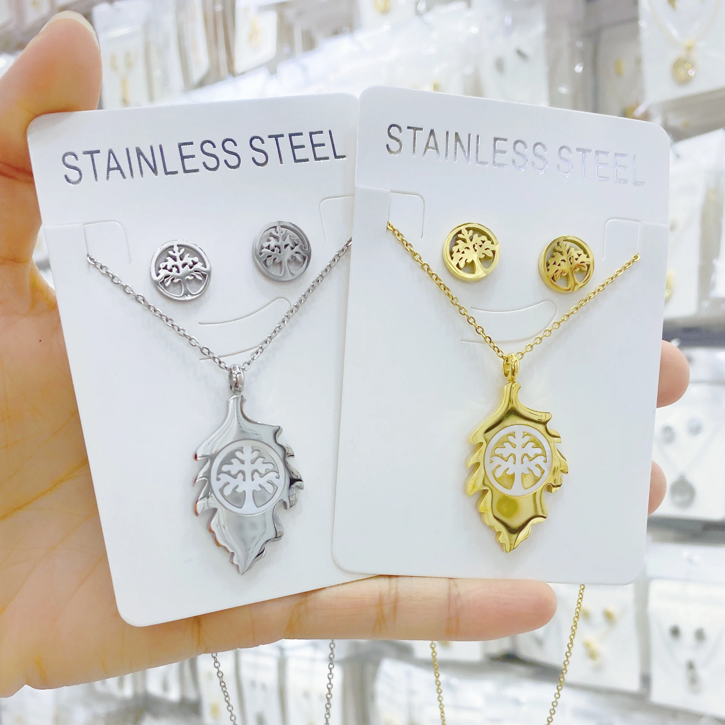 Classic Female Necklace Fashion Jewelry Creative Hollow Tree Of Life Plant Pendant Necklaces Party Anniversary Gift For Women
Classic Female Necklace Fashion Jewelry Creative Hollow Tree Of Life Plant Pendant Necklaces Party Anniversary Gift For Women