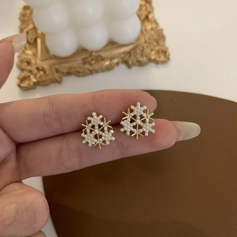 Women Charming Earrings Winter Christmas Gift Snowflower Shape Crystal Inlaid Magnetic Party Earrings for Women
Women Charming Earrings Winter Christmas Gift Snowflower Shape Crystal Inlaid Magnetic Party Earrings for Women
