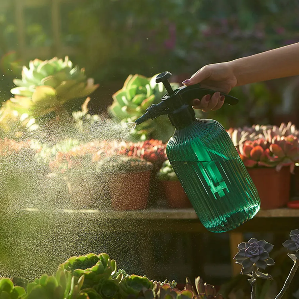 1pc Garden Watering Pot Home Gardening Watering Atomizer for Garden (Green) 
1pc Garden Watering Pot Home Gardening Watering Atomizer for Garden (Green)