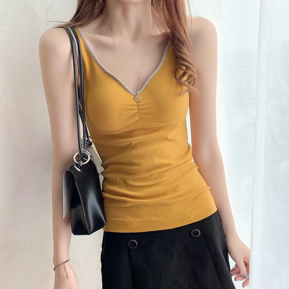 Women 2021 Winter Fashion Plus Velvet Warm Vest Tops Female V-neck Thicken Tanks Tops Ladies Slim Sleeveless Bottoming Tops E318
Women 2021 Winter Fashion Plus Velvet Warm Vest Tops Female V-neck Thicken Tanks Tops Ladies Slim Sleeveless Bottoming Tops E318