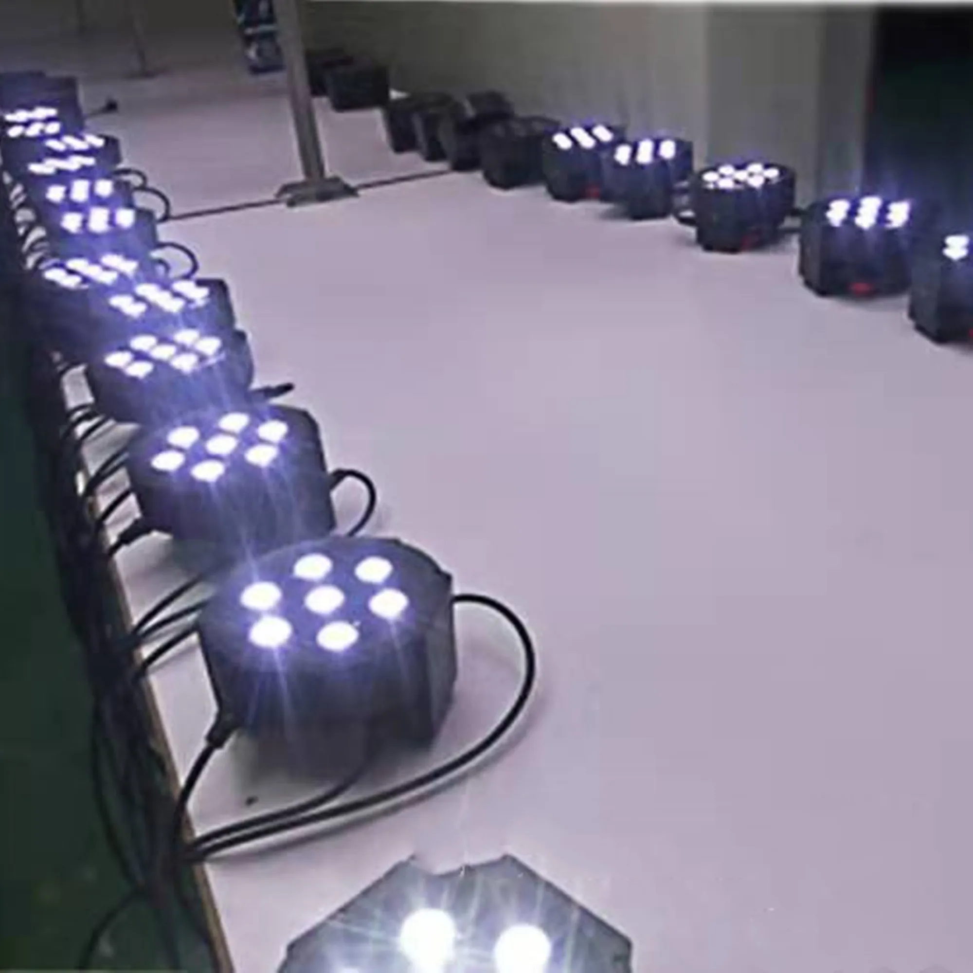 4pcs Hot Sell and Hight Quality Flat LED Par 7X12w/RGBW Stage Wash Light DMX Controller DJ Equipment Disco Night Club Show 
4pcs Hot Sell and Hight Quality Flat LED Par 7X12w/RGBW Stage Wash Light DMX Controller DJ Equipment Disco Night Club Show