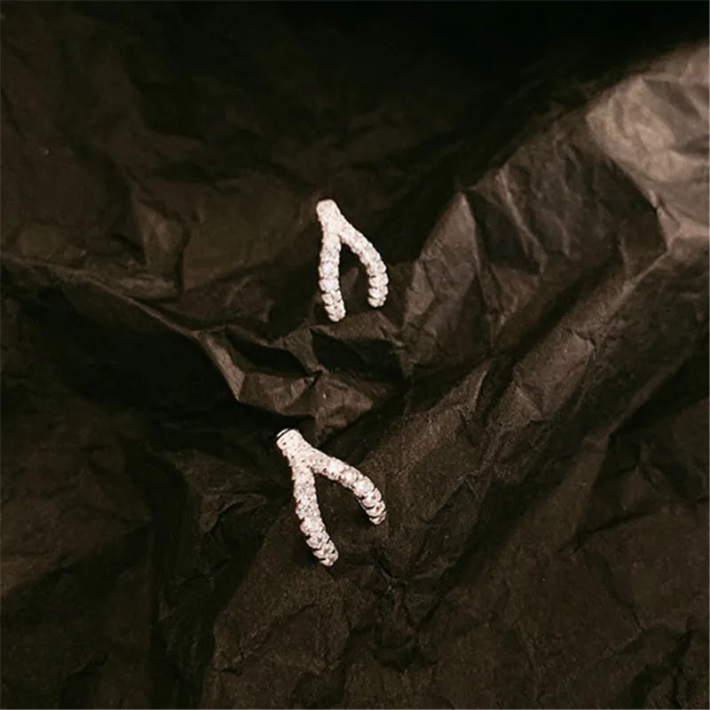 Блестящие женские серьги-гвоздики с кристаллами 
Блестящие женские серьги-гвоздики с кристаллами