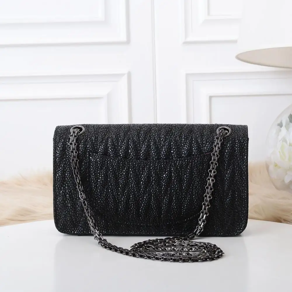 free shipping 2020 the new style fashion and black chain genuine leather women one shoulder bag crossbody bag 26cm
free shipping 2020 the new style fashion and black chain genuine leather women one shoulder bag crossbody bag 26cm