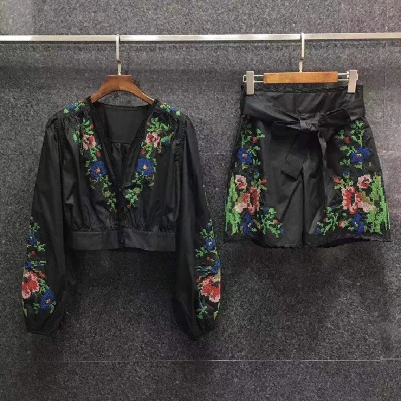 Crop Sets 2021 Summer Fashion Short Sets High Quality Women V-Neck Vintage Cross Embroidery Crop Tops+Belted Short Suit Casual
Crop Sets 2021 Summer Fashion Short Sets High Quality Women V-Neck Vintage Cross Embroidery Crop Tops+Belted Short Suit Casual