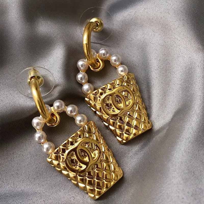 New Fashion Geometric Metal Bag Letter C Shaped Pearl Drop Earring Women Simple Creative Temperament Alloy Party Jewelry
New Fashion Geometric Metal Bag Letter C Shaped Pearl Drop Earring Women Simple Creative Temperament Alloy Party Jewelry