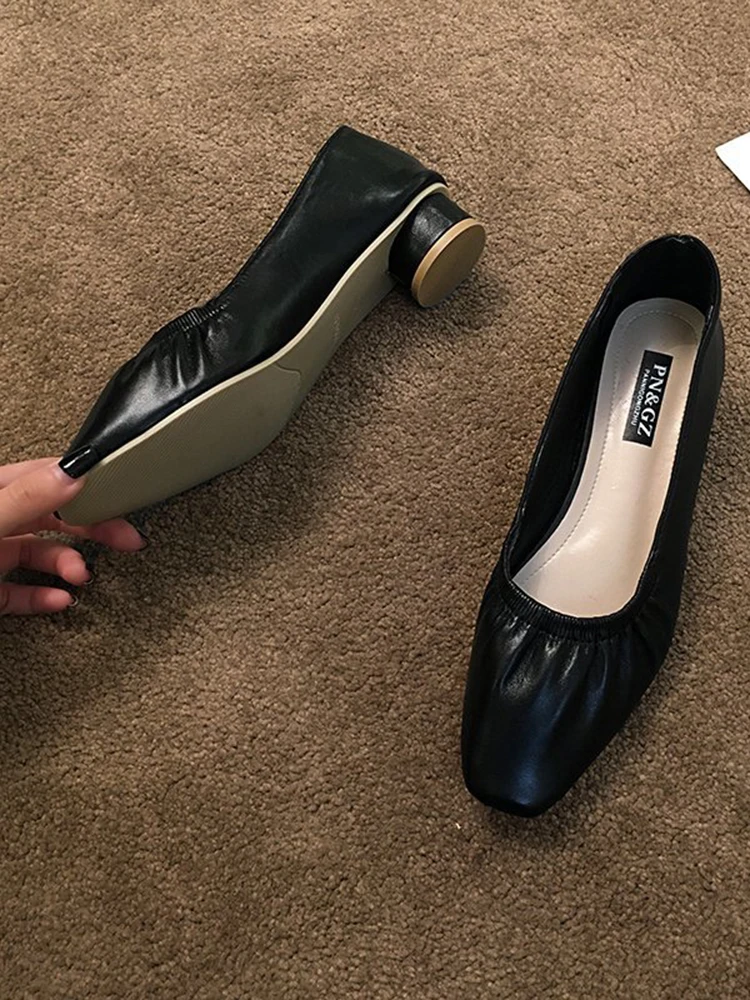 Retro Square Head Shallow Mouth Ladies Single Shoes Spring And Autumn New Simple And Versatile Low-Heeled High Heels 
Retro Square Head Shallow Mouth Ladies Single Shoes Spring And Autumn New Simple And Versatile Low-Heeled High Heels