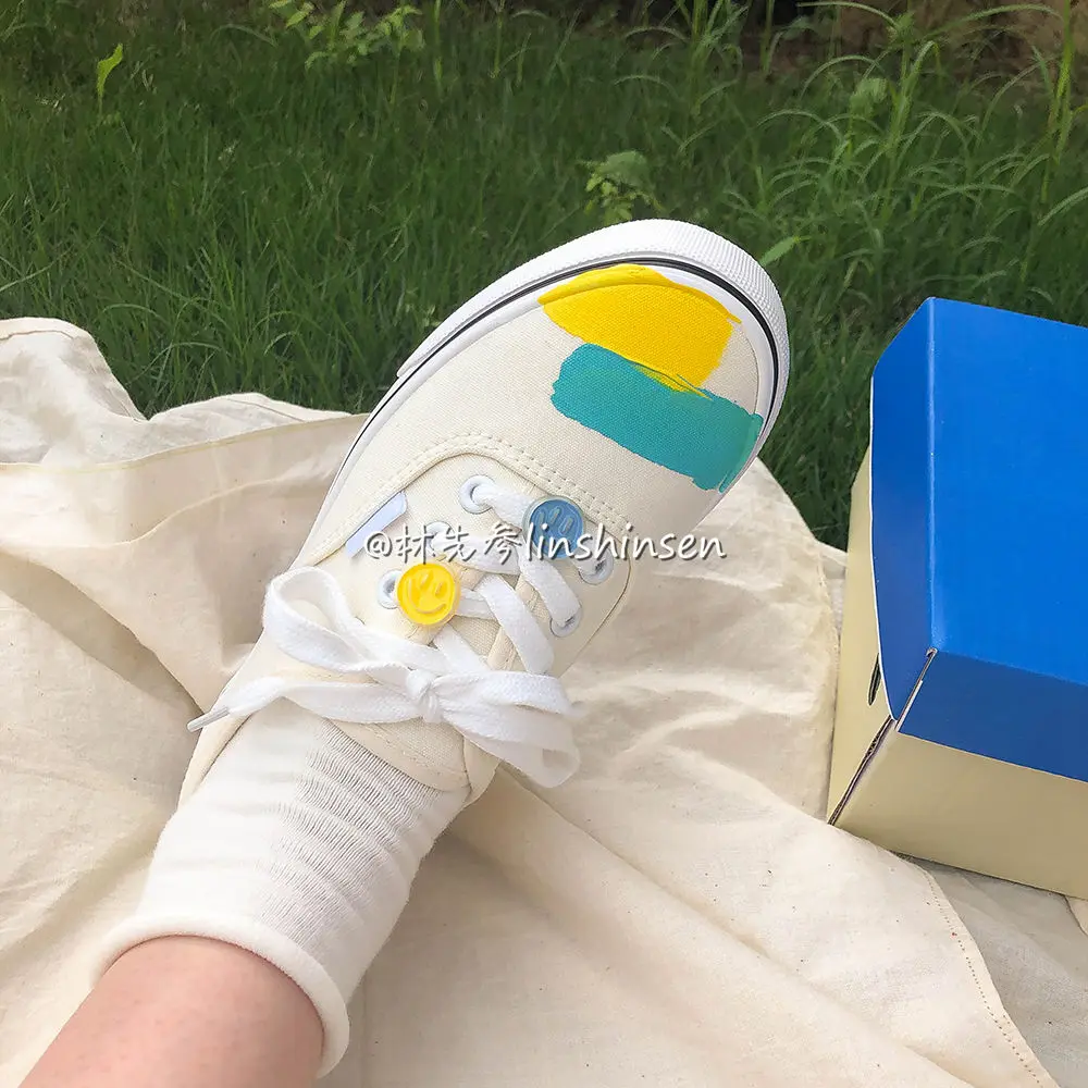 Hand-painted Graffiti White Canvas Shoes Korean Low-cut Breathable Women's Vulcanized Shoes Ladies Casual Flat Lace-up Sneakers
Hand-painted Graffiti White Canvas Shoes Korean Low-cut Breathable Women's Vulcanized Shoes Ladies Casual Flat Lace-up Sneakers