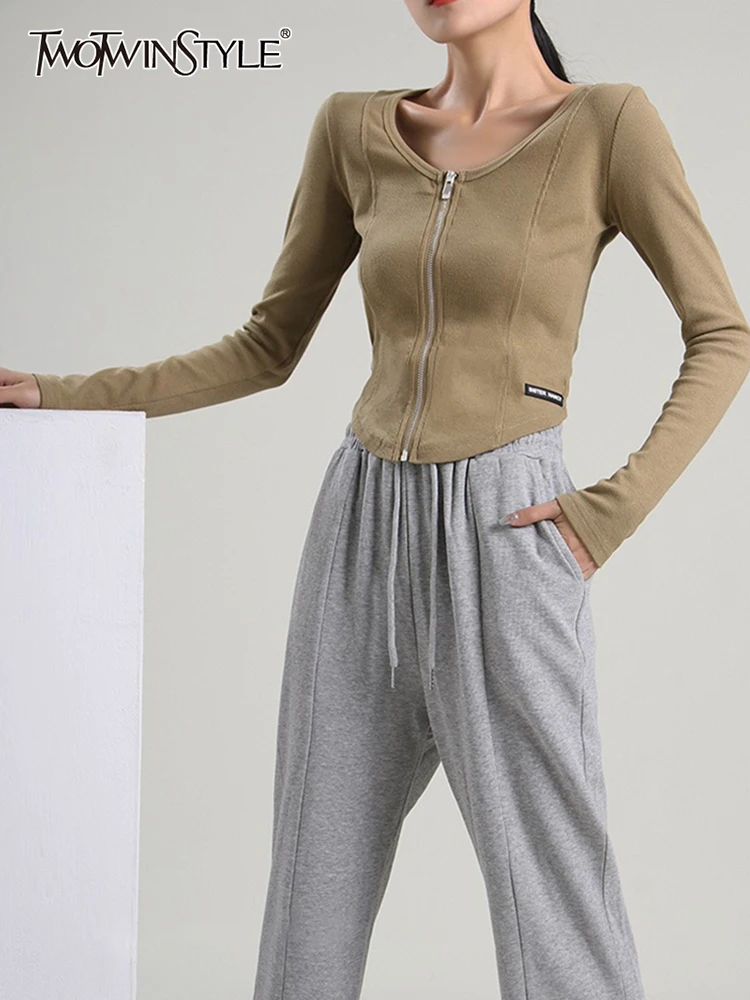 Женский трикотажный свитер TWOTWINSTYLE, осенний, черный, Повседневный свитер с круглым вырезом, длинными рукавами и молнией, 2021
Женский трикотажный свитер TWOTWINSTYLE, осенний, черный, Повседневный свитер с круглым вырезом, длинными рукавами и молнией, 2021