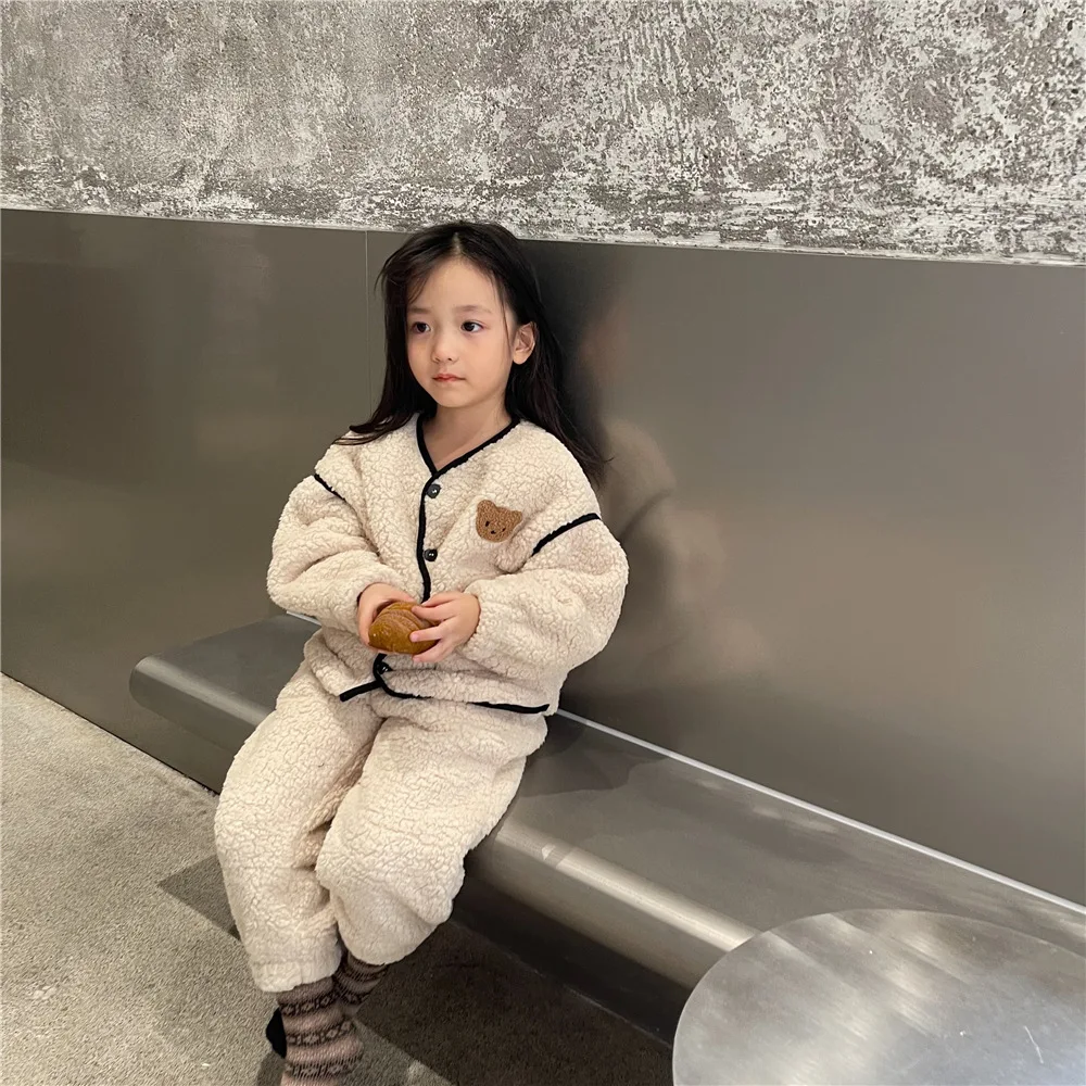 Children's Baby Plush Bear Pajamas Set 2021 Winter Korean Version of Thick and Warm Two-piece Children's Wear
Children's Baby Plush Bear Pajamas Set 2021 Winter Korean Version of Thick and Warm Two-piece Children's Wear