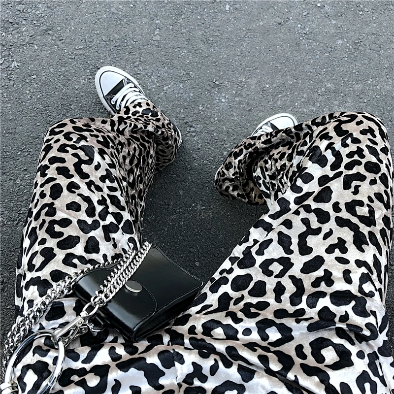 Harajuku Leopard print Velvet Pants Women Elastic High Waist Wide Leg Pants korean Spring Winter trousers female pantalon femme
Harajuku Leopard print Velvet Pants Women Elastic High Waist Wide Leg Pants korean Spring Winter trousers female pantalon femme