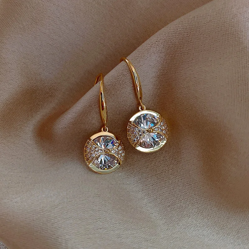 Korean Dongdamen Temperament Net Red Fashion Personality Simple Cold Wind Round Flash Diamond Earrings Female
Korean Dongdamen Temperament Net Red Fashion Personality Simple Cold Wind Round Flash Diamond Earrings Female