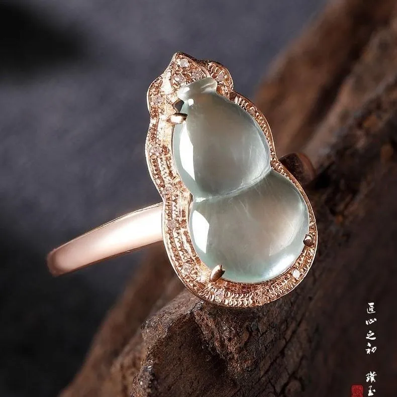 Natural Chalcedony Ring Women's S925 Sterling Silver Gold Inlaid High Quality Ice Jadeite Jade Gourd Ring Gem Jade Ring Inlaid
Natural Chalcedony Ring Women's S925 Sterling Silver Gold Inlaid High Quality Ice Jadeite Jade Gourd Ring Gem Jade Ring Inlaid
