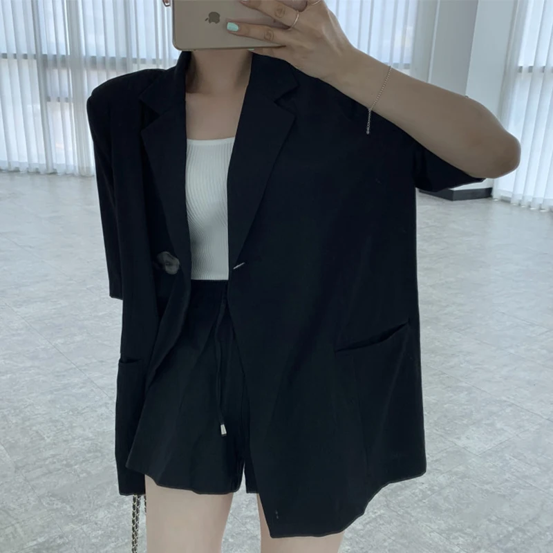 Korean casual temperament lapel single-breasted short-sleeved suit jacket + high-waisted wide loose casual shorts
Korean casual temperament lapel single-breasted short-sleeved suit jacket + high-waisted wide loose casual shorts