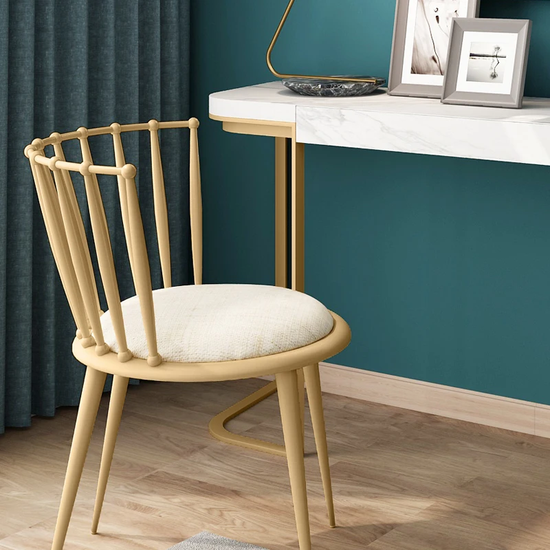 round table simple talk fashion casual table reception coffee table small round table small table balcony
round table simple talk fashion casual table reception coffee table small round table small table balcony