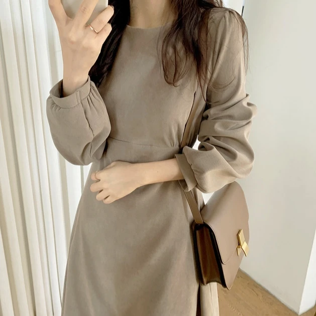 VICONE Round neck lace up waist slim mid length solid dress
VICONE Round neck lace up waist slim mid length solid dress