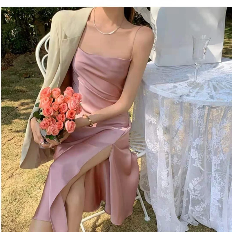 2021 new silky satin dress split suspender skirt irregular white slim temperament French backless dress summer Sling dress women
2021 new silky satin dress split suspender skirt irregular white slim temperament French backless dress summer Sling dress women