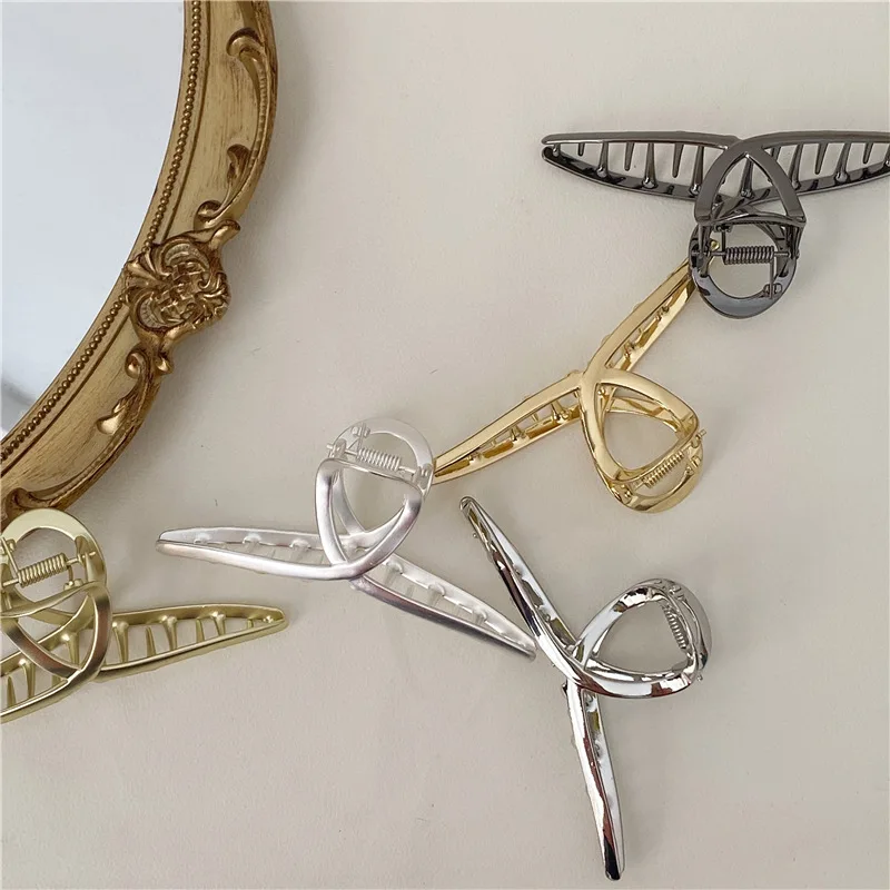 South Korea's New Temperament Metal Alloy Hairpin Personality Chain Acrylic Clip Female Shark Clip
South Korea's New Temperament Metal Alloy Hairpin Personality Chain Acrylic Clip Female Shark Clip