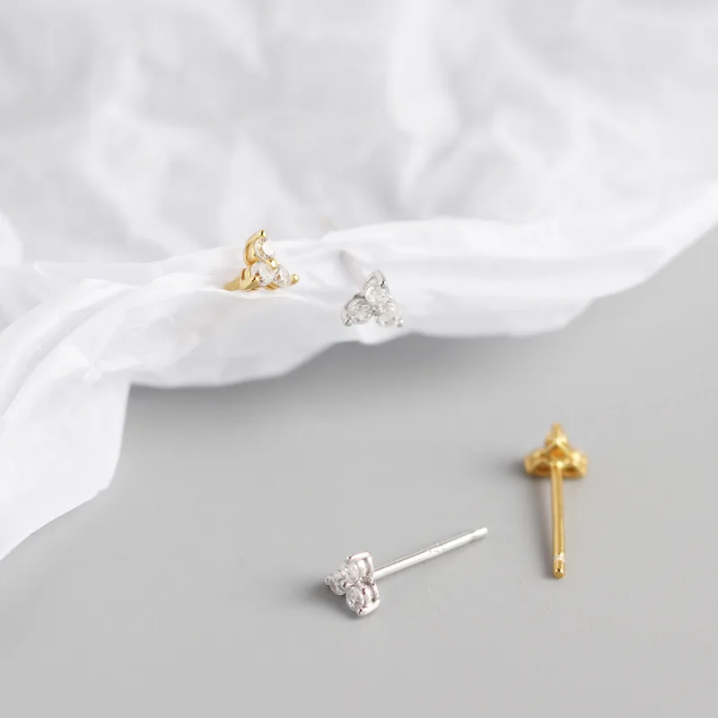 925 Sterling Silver Inlaid Crystal Geometric Clover Stud Earrings Light Luxury Mature Glamour Women Jewelry Accessories
925 Sterling Silver Inlaid Crystal Geometric Clover Stud Earrings Light Luxury Mature Glamour Women Jewelry Accessories