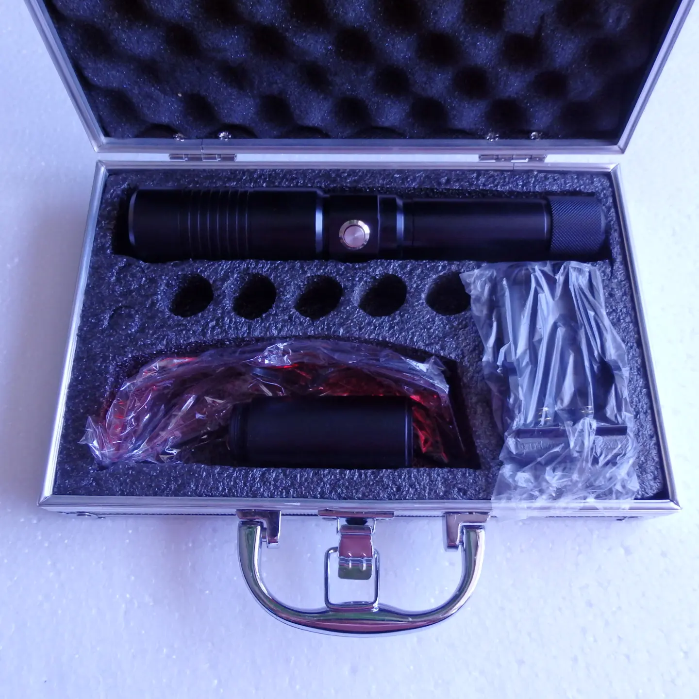 High power Focusable 500w 450nm 500000m High power Focusable LAZER Burning match candle lit cigarette wicked lazer torch Hunting
High power Focusable 500w 450nm 500000m High power Focusable LAZER Burning match candle lit cigarette wicked lazer torch Hunting