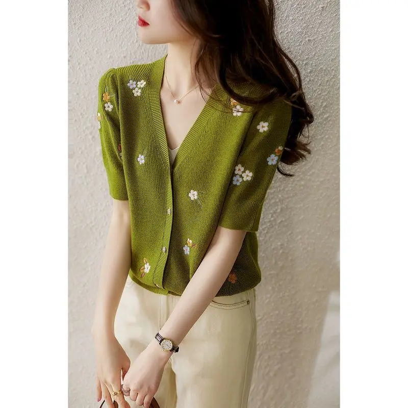 Delicate embroidery small flower knitted Cardigan 2021 spring summer new small fresh v-neck short-sleeved embroidered jacket
Delicate embroidery small flower knitted Cardigan 2021 spring summer new small fresh v-neck short-sleeved embroidered jacket