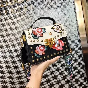 2021 winter new embroidered small square bag rivet lock wide shoulder strap shoulder slung female bag antique bag
2021 winter new embroidered small square bag rivet lock wide shoulder strap shoulder slung female bag antique bag